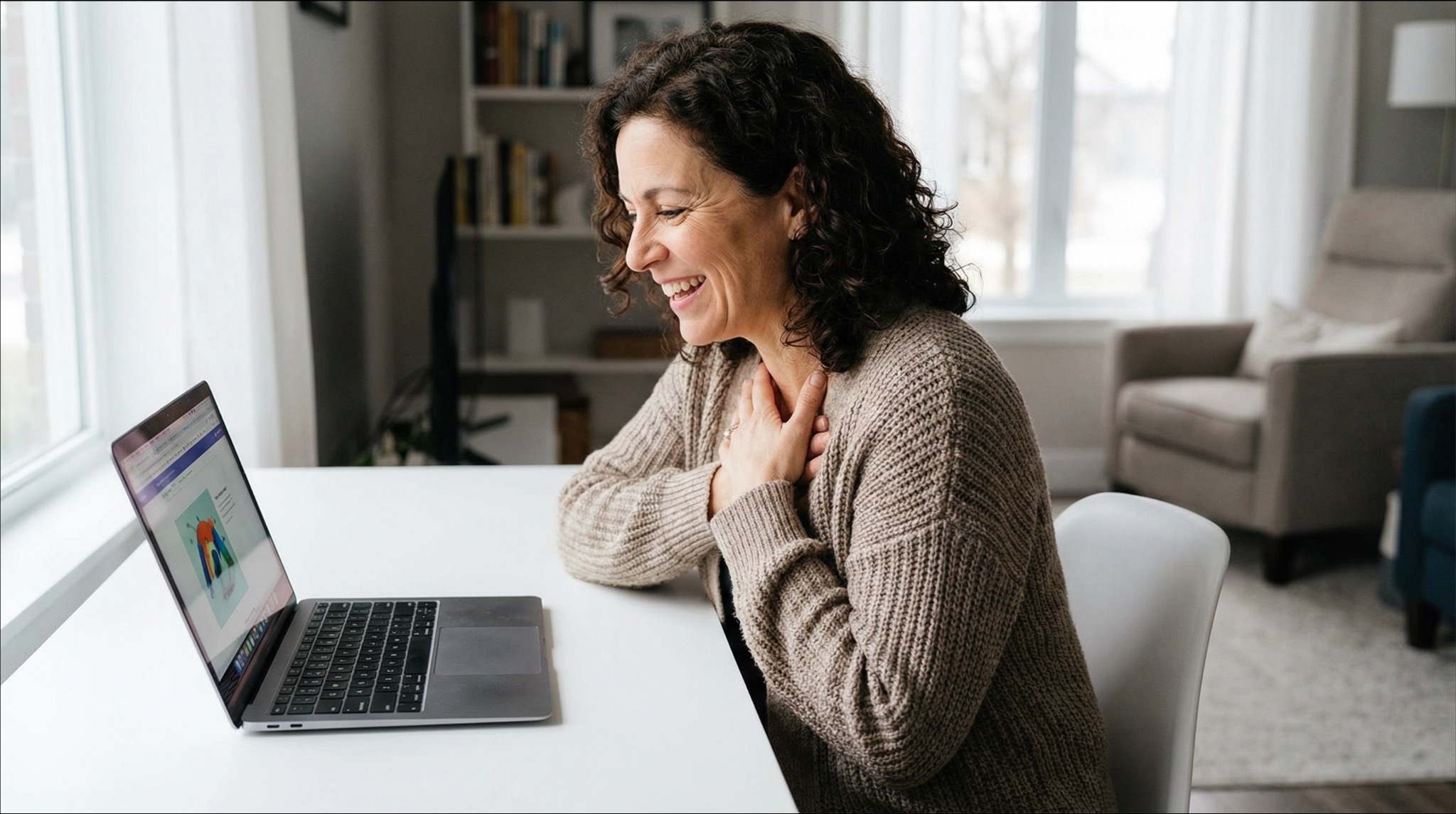 Aluna feliz usando seu Mac com confiança após o curso Mac Express